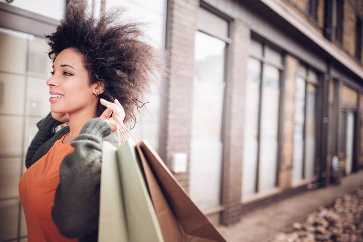 Women with shopping bags